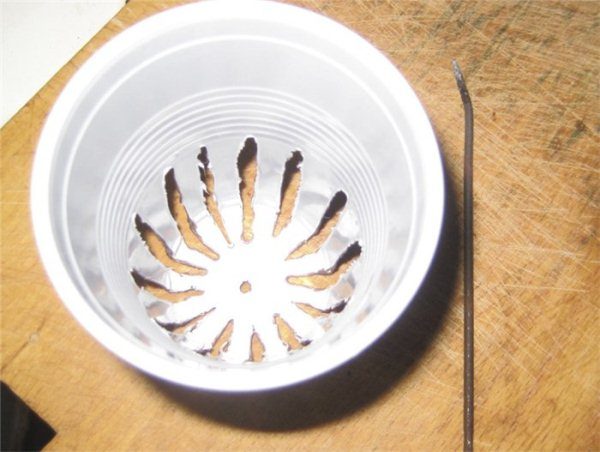  O pote para hidroponia pode ser feito à mão usando copos de plástico.