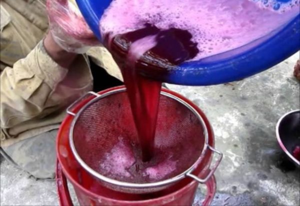  Percolation of grape juice through a sieve