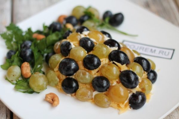  Salad with grapes