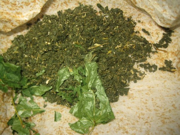  Dried and chopped grape leaves