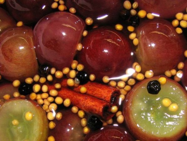 Marinated grapes with cinnamon