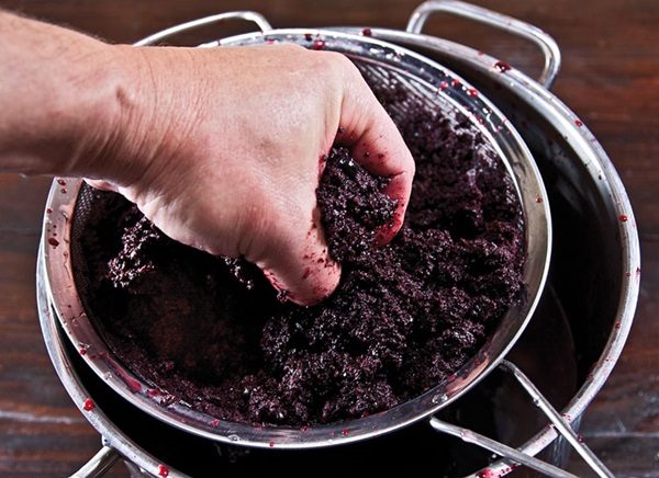  Strain the mixture, freeing it from the pulp